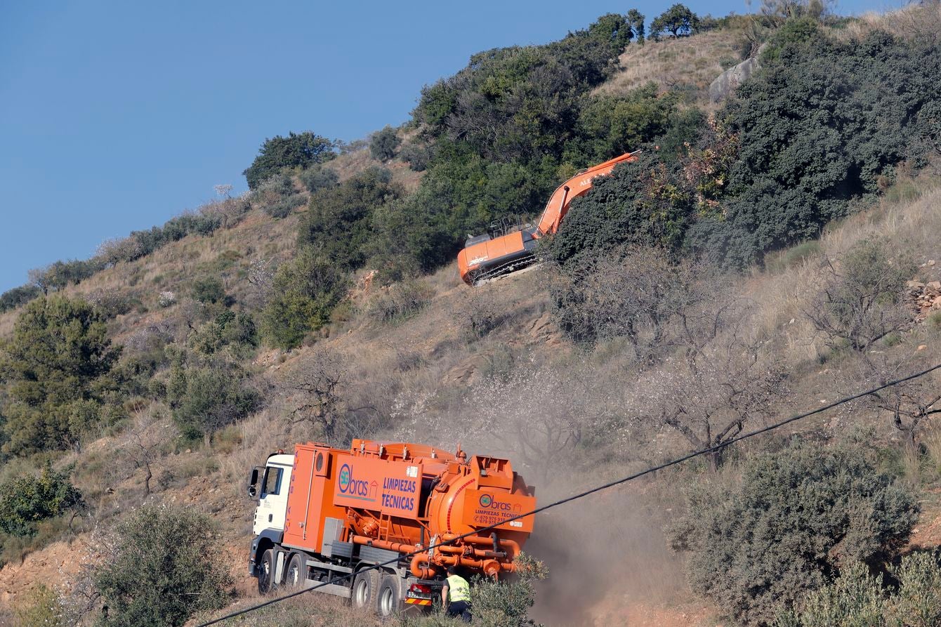 Bomberos y servicios de emergencia siguen tratando de rescatar al niño atrapado en un pozo en la localidad malagueña de Totalán.