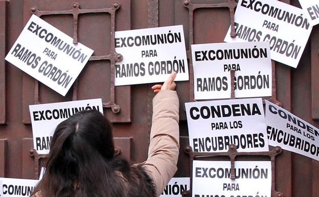 Protesta a las puertas del Obispado contra Ramos Gardón.