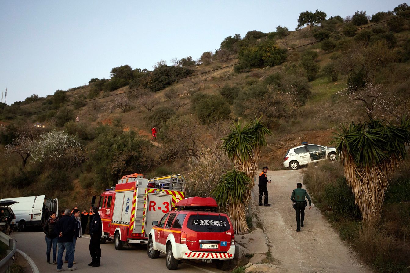 Bomberos y servicios de emergencia siguen tratando de rescatar al niño atrapado en un pozo en la localidad malagueña de Totalán.