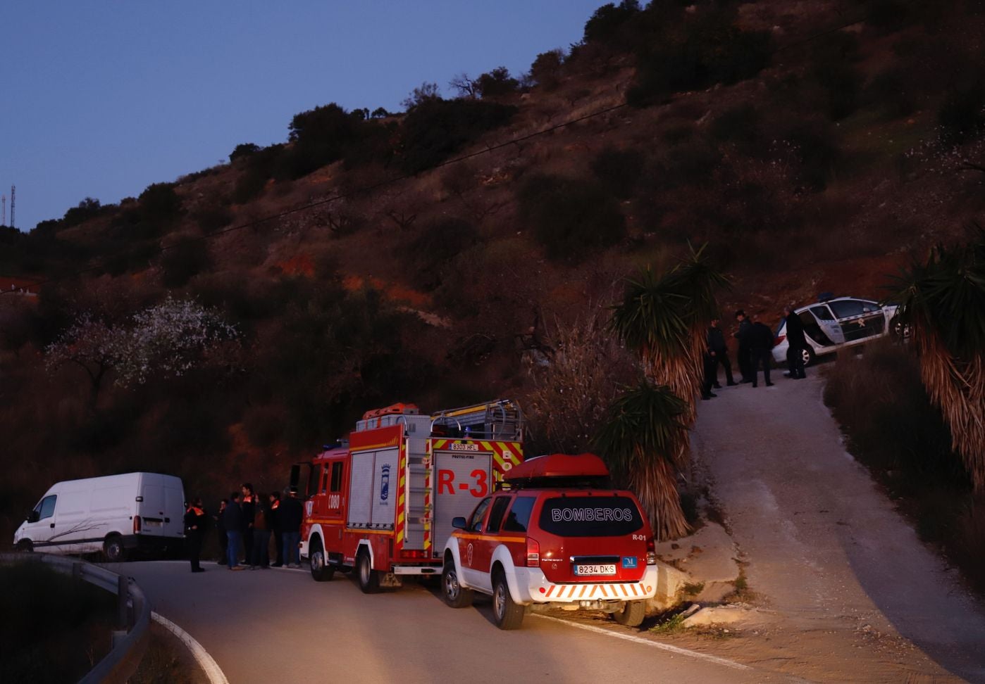 Bomberos y servicios de emergencia siguen tratando de rescatar al niño atrapado en un pozo en la localidad malagueña de Totalán.