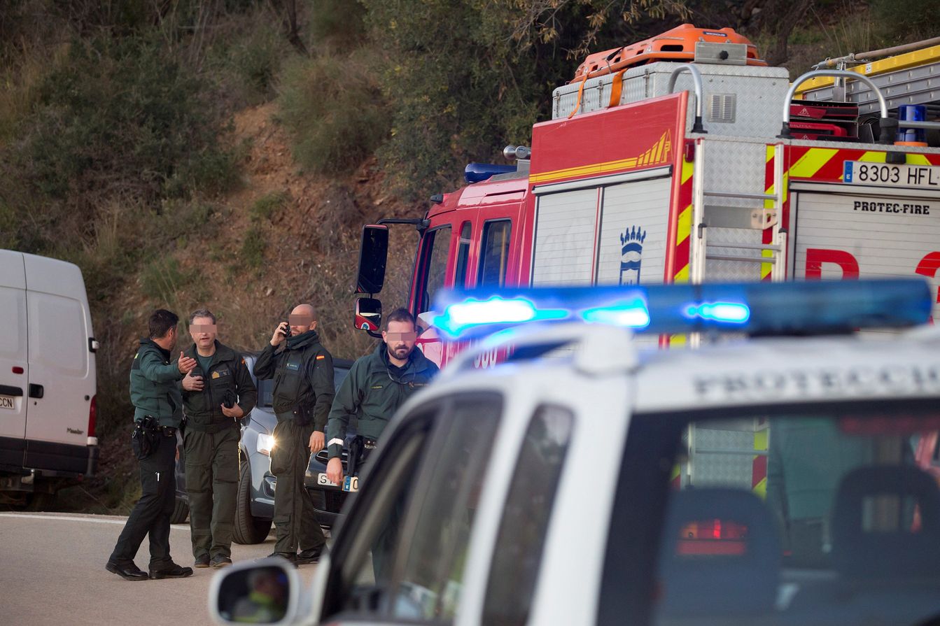 Bomberos y servicios de emergencia siguen tratando de rescatar al niño atrapado en un pozo en la localidad malagueña de Totalán.