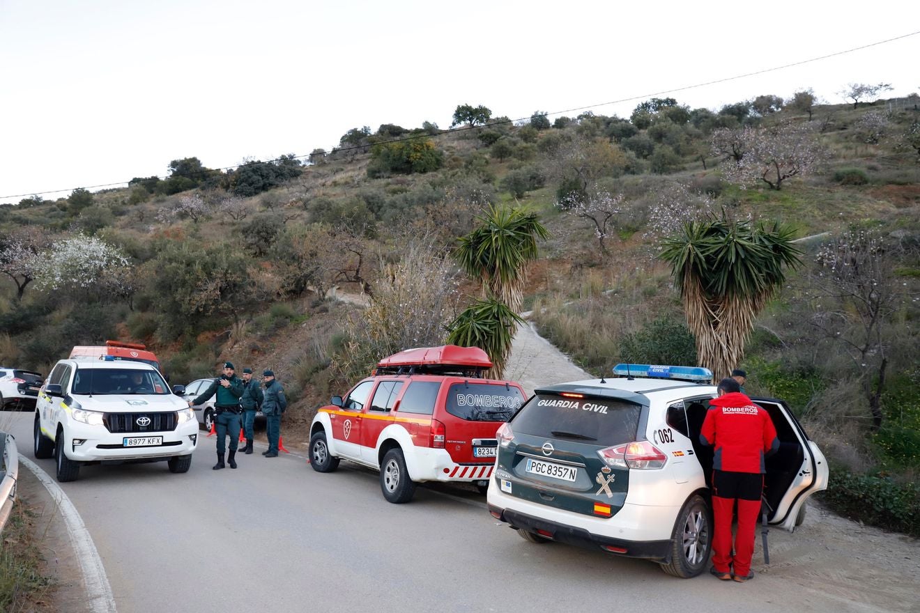 Bomberos y servicios de emergencia siguen tratando de rescatar al niño atrapado en un pozo en la localidad malagueña de Totalán.