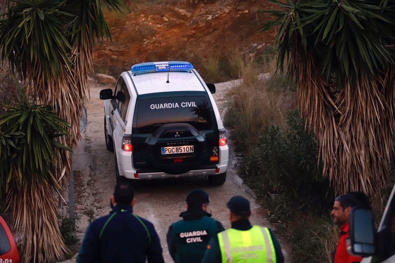 Bomberos y servicios de emergencia siguen tratando de rescatar al niño atrapado en un pozo en la localidad malagueña de Totalán.