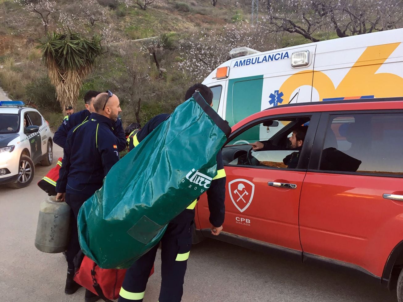 Bomberos y servicios de emergencia siguen tratando de rescatar al niño atrapado en un pozo en la localidad malagueña de Totalán.