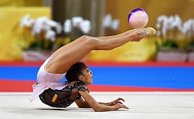 Sara Llana, en un ejercicio de pelota.
