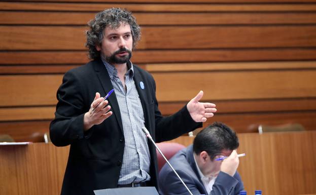 El portavoz del Grupo Mixto, José Sarrión, durante el Pleno de las Cortes de Castilla y León.