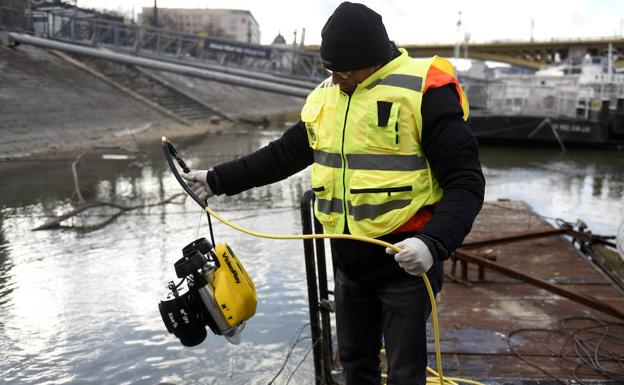 Búsqueda de víctimas del Holocausto en el Danubio.