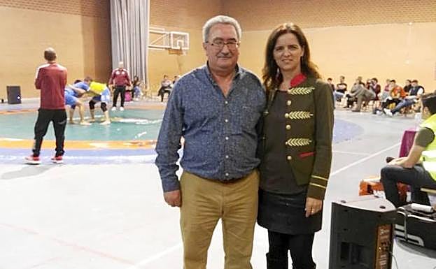 La concejala de Ciudadanos junto al presidente de la lucha.