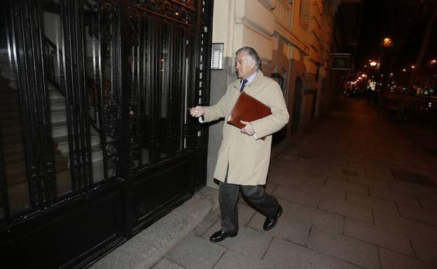 Luis Bárcenas, extesorero del Partido Popular, a las puertas de su casa. 