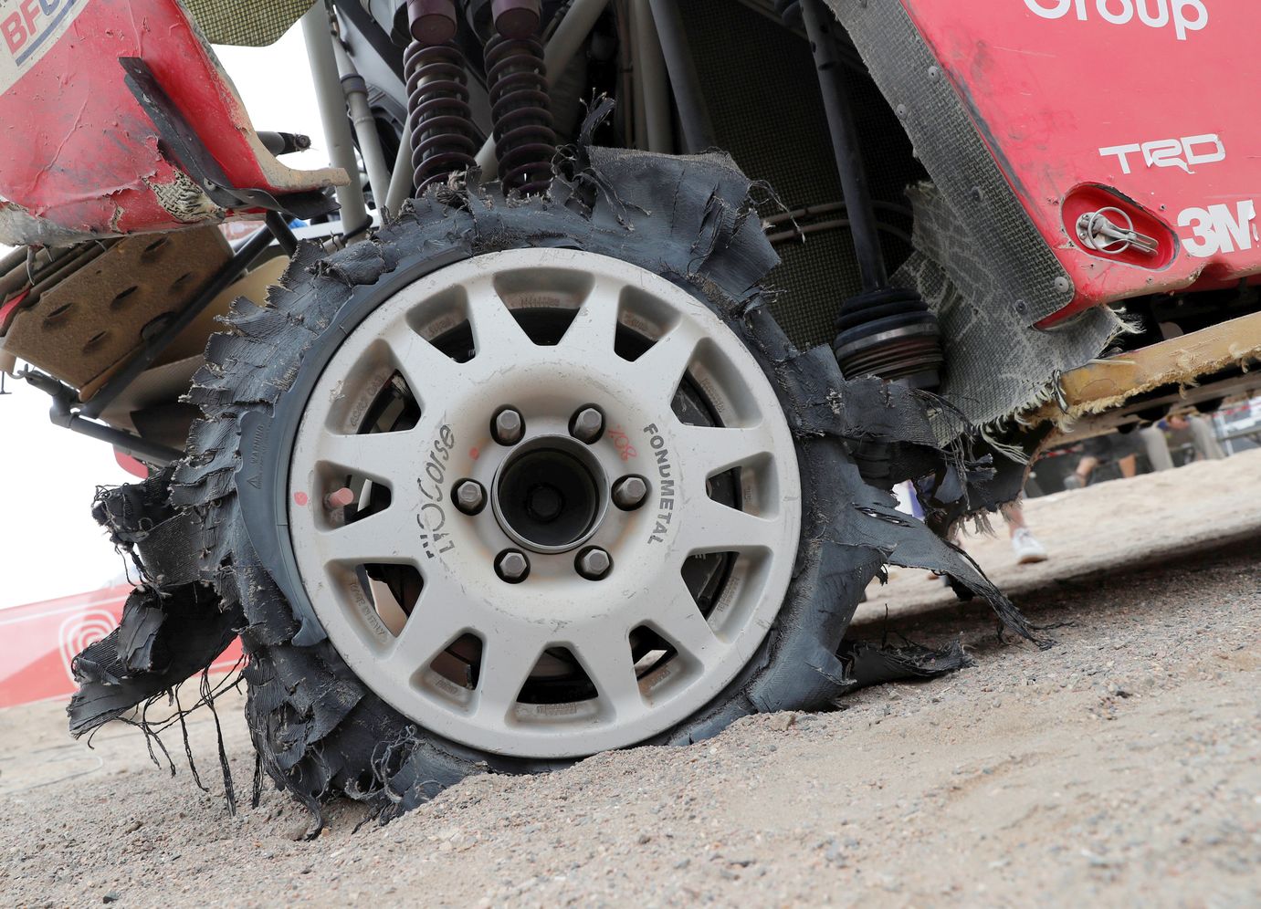 El estadounidense Ricky Brabec (Honda), líder del rally Dakar en motos, se quedó este martes fuera de carrera al romperse el motor de su moto durante la octava etapa, cuando intentaba defender la primera posición que tenía en la clasificación general.