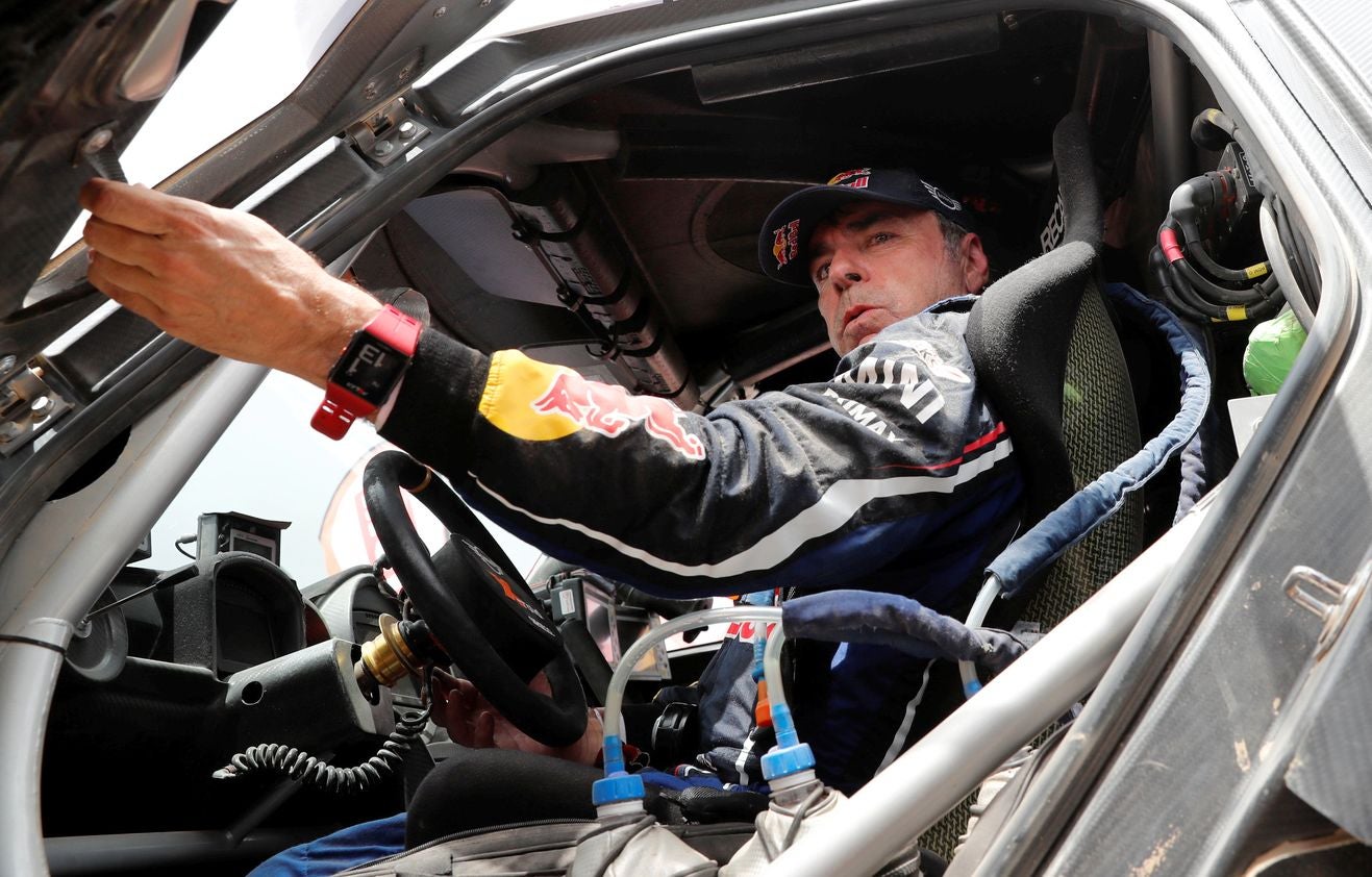 El estadounidense Ricky Brabec (Honda), líder del rally Dakar en motos, se quedó este martes fuera de carrera al romperse el motor de su moto durante la octava etapa, cuando intentaba defender la primera posición que tenía en la clasificación general.