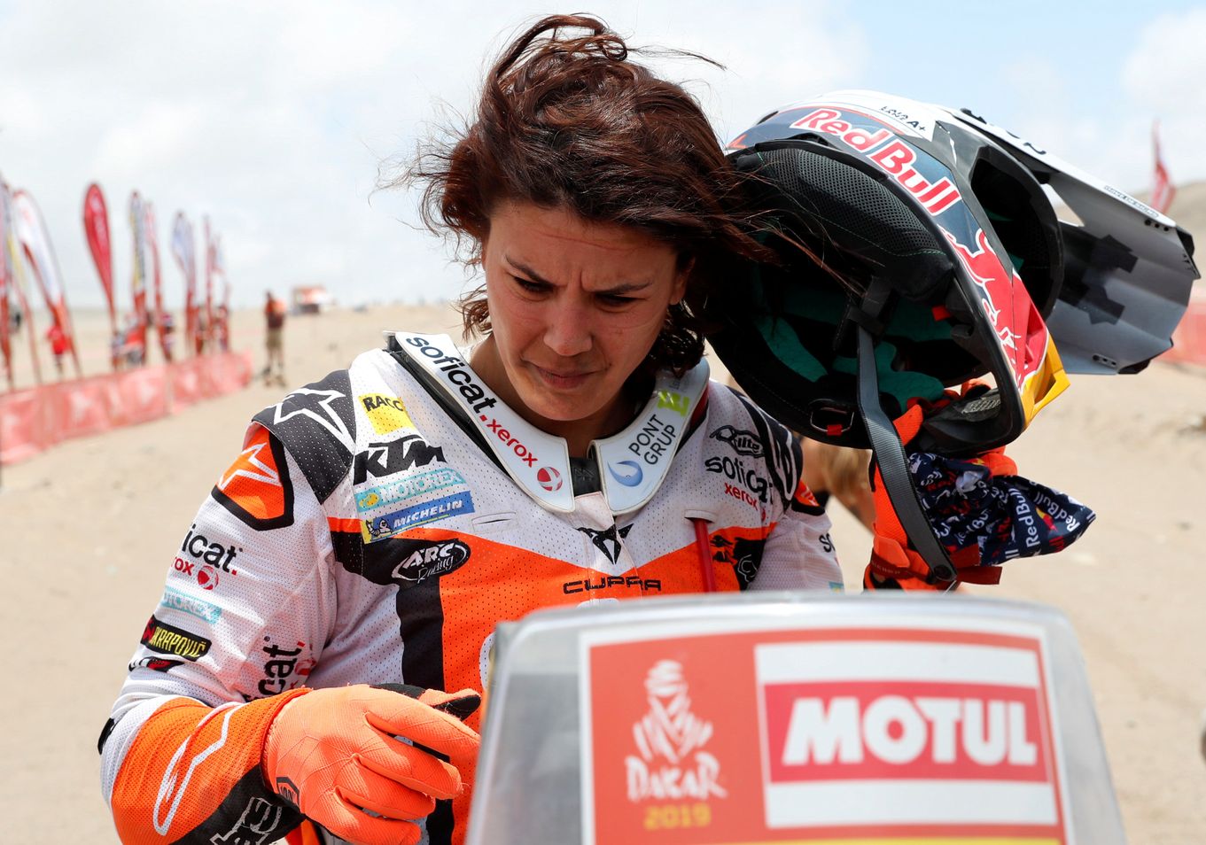 El estadounidense Ricky Brabec (Honda), líder del rally Dakar en motos, se quedó este martes fuera de carrera al romperse el motor de su moto durante la octava etapa, cuando intentaba defender la primera posición que tenía en la clasificación general.