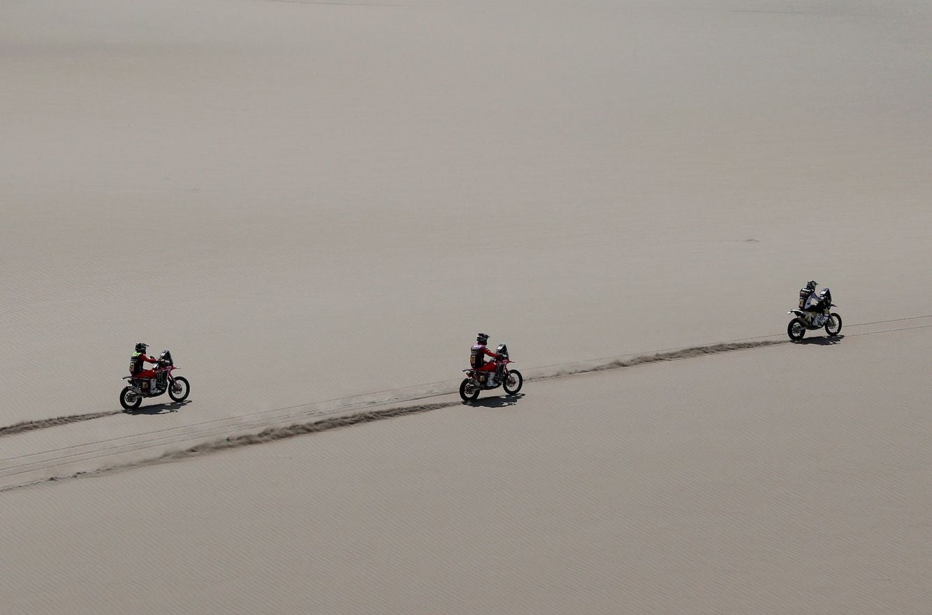 El estadounidense Ricky Brabec (Honda), líder del rally Dakar en motos, se quedó este martes fuera de carrera al romperse el motor de su moto durante la octava etapa, cuando intentaba defender la primera posición que tenía en la clasificación general.