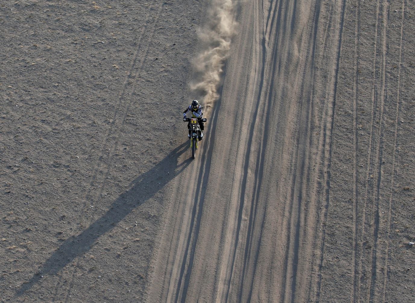 El estadounidense Ricky Brabec (Honda), líder del rally Dakar en motos, se quedó este martes fuera de carrera al romperse el motor de su moto durante la octava etapa, cuando intentaba defender la primera posición que tenía en la clasificación general.