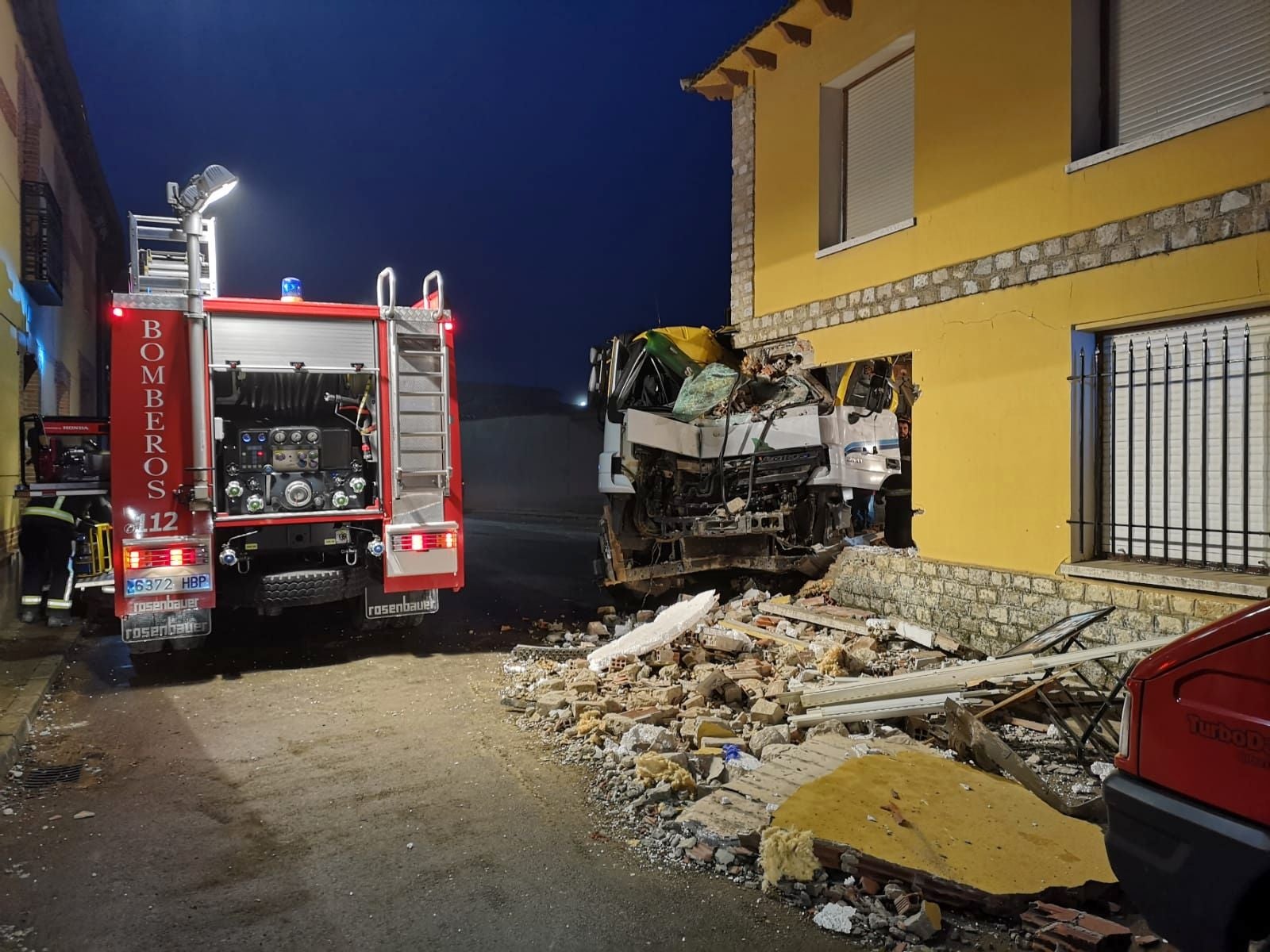 Una persona herida tras empotrarse un camión cisterna contra una vivienda en Calzada del Soto