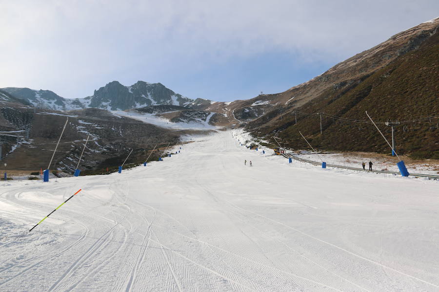 La estación ha comenzado, este miércoles, su temporada de esquí, con medio centenar de visitantes, tras mucho esfuerzo y con la ayuda de los cañones de nieve artificial 