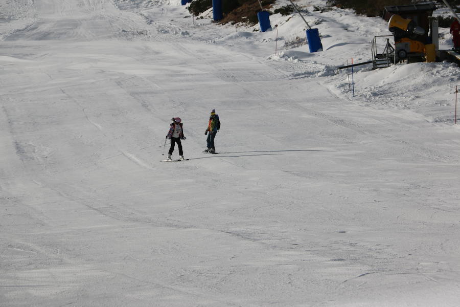 La estación ha comenzado, este miércoles, su temporada de esquí, con medio centenar de visitantes, tras mucho esfuerzo y con la ayuda de los cañones de nieve artificial 