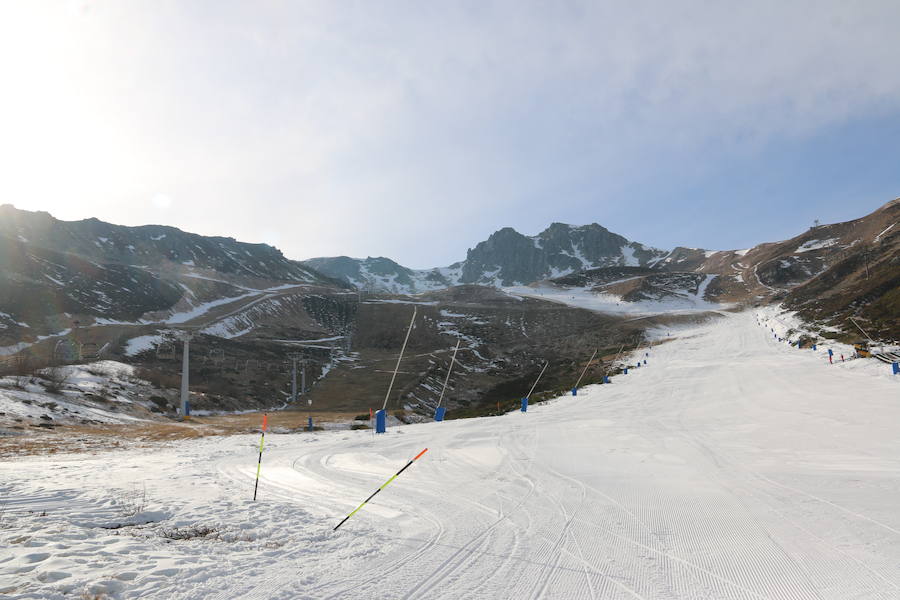 La estación ha comenzado, este miércoles, su temporada de esquí, con medio centenar de visitantes, tras mucho esfuerzo y con la ayuda de los cañones de nieve artificial 