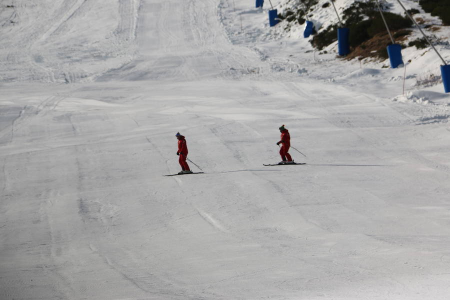 La estación ha comenzado, este miércoles, su temporada de esquí, con medio centenar de visitantes, tras mucho esfuerzo y con la ayuda de los cañones de nieve artificial 