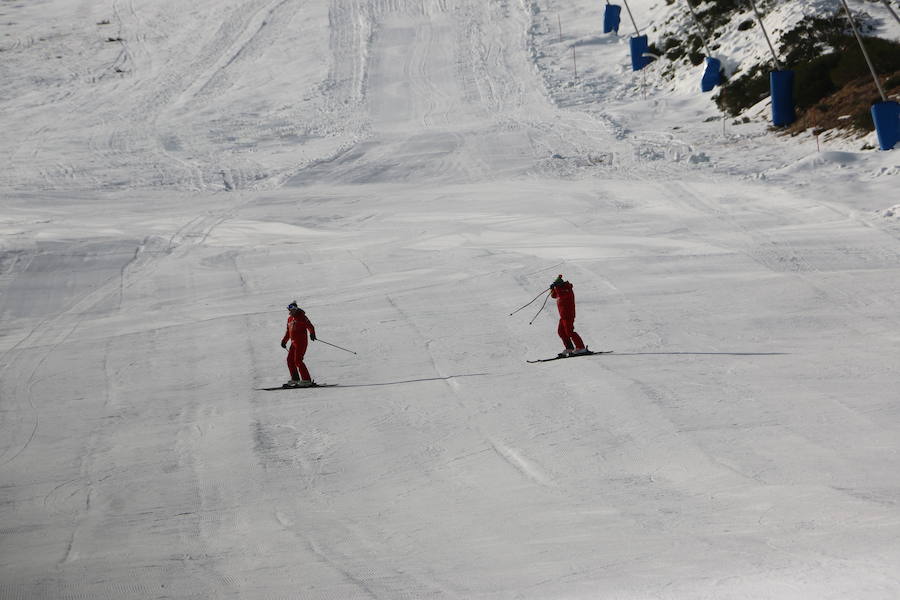 La estación ha comenzado, este miércoles, su temporada de esquí, con medio centenar de visitantes, tras mucho esfuerzo y con la ayuda de los cañones de nieve artificial 