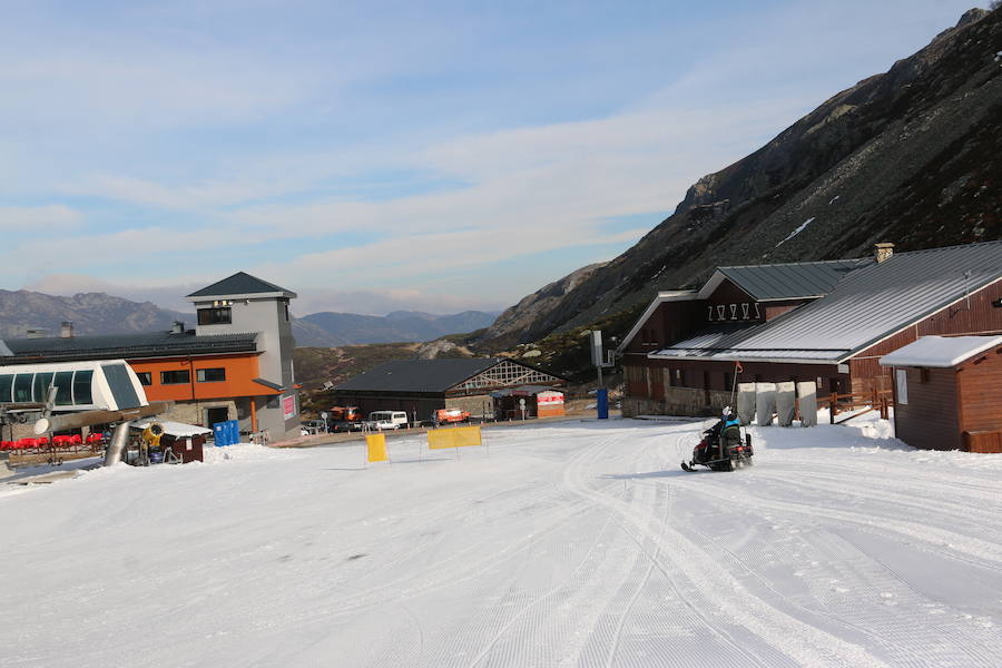 La estación ha comenzado, este miércoles, su temporada de esquí, con medio centenar de visitantes, tras mucho esfuerzo y con la ayuda de los cañones de nieve artificial 