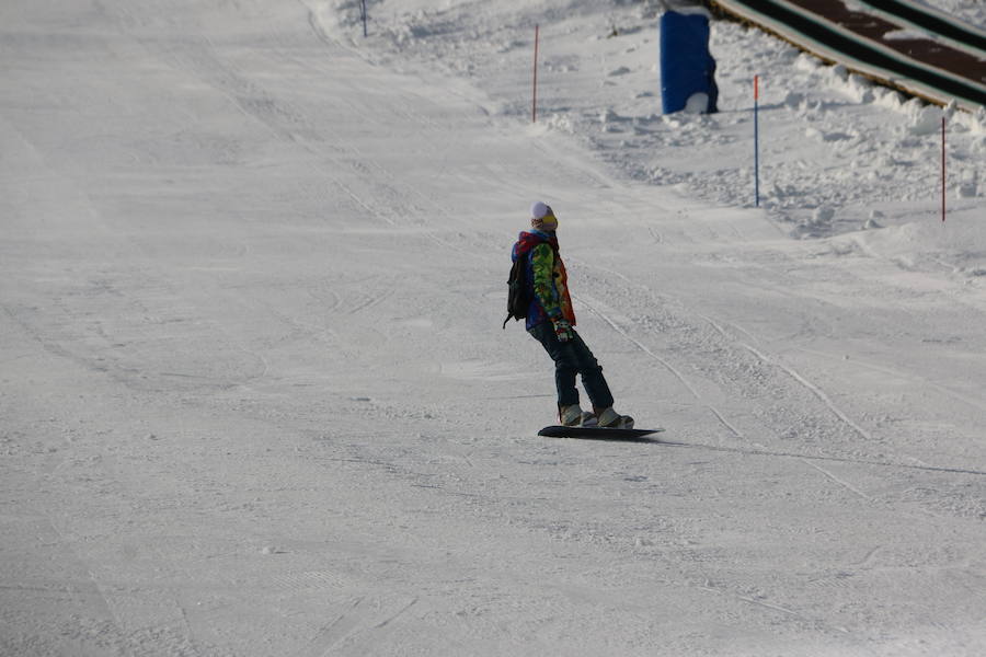 La estación ha comenzado, este miércoles, su temporada de esquí, con medio centenar de visitantes, tras mucho esfuerzo y con la ayuda de los cañones de nieve artificial 