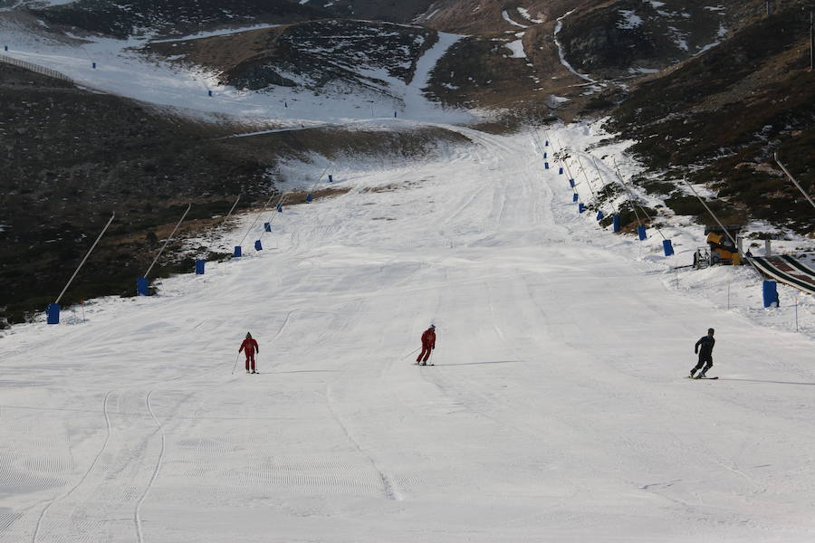 La estación ha comenzado, este miércoles, su temporada de esquí, con medio centenar de visitantes, tras mucho esfuerzo y con la ayuda de los cañones de nieve artificial 