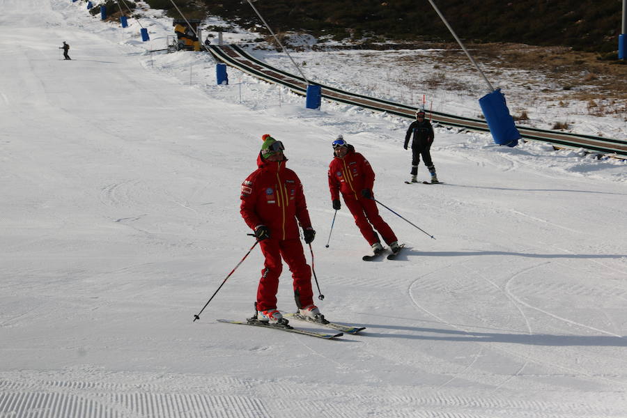 La estación ha comenzado, este miércoles, su temporada de esquí, con medio centenar de visitantes, tras mucho esfuerzo y con la ayuda de los cañones de nieve artificial 