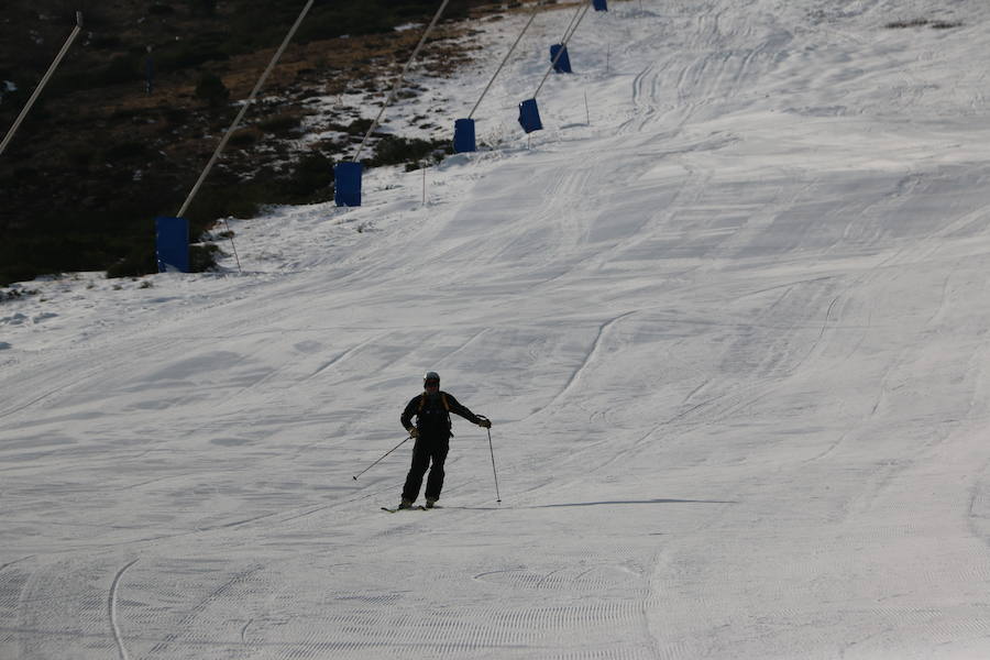 La estación ha comenzado, este miércoles, su temporada de esquí, con medio centenar de visitantes, tras mucho esfuerzo y con la ayuda de los cañones de nieve artificial 