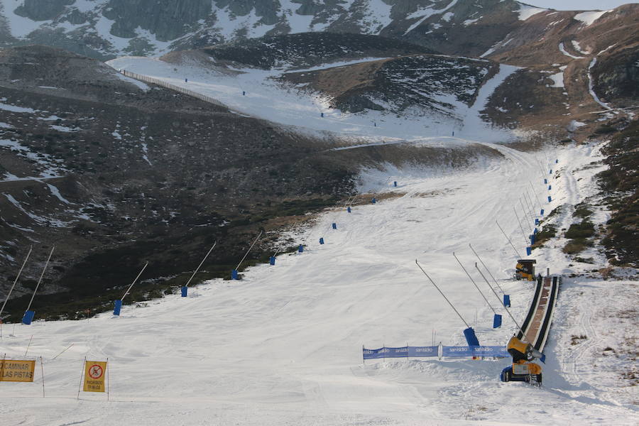 La estación ha comenzado, este miércoles, su temporada de esquí, con medio centenar de visitantes, tras mucho esfuerzo y con la ayuda de los cañones de nieve artificial 