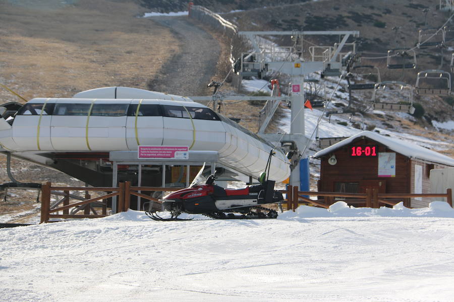 La estación ha comenzado, este miércoles, su temporada de esquí, con medio centenar de visitantes, tras mucho esfuerzo y con la ayuda de los cañones de nieve artificial 