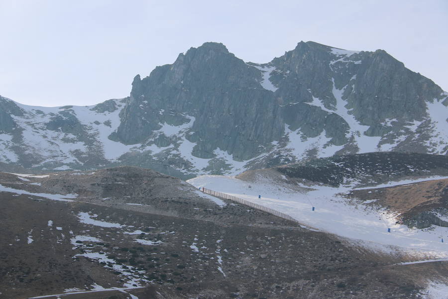 La estación ha comenzado, este miércoles, su temporada de esquí, con medio centenar de visitantes, tras mucho esfuerzo y con la ayuda de los cañones de nieve artificial 