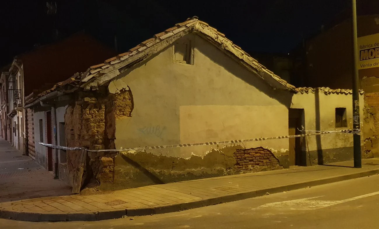 Un camión derriba parte de una vivienda en Trobajo del Camino