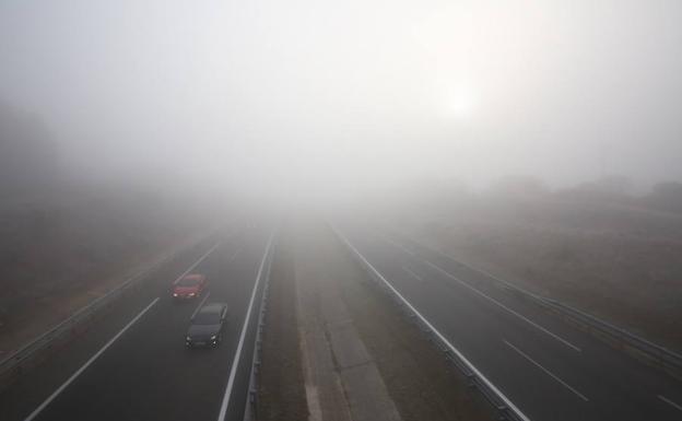 La niebla obliga a extremar la precaución en cinco tramos de la red de carreteras leonesas