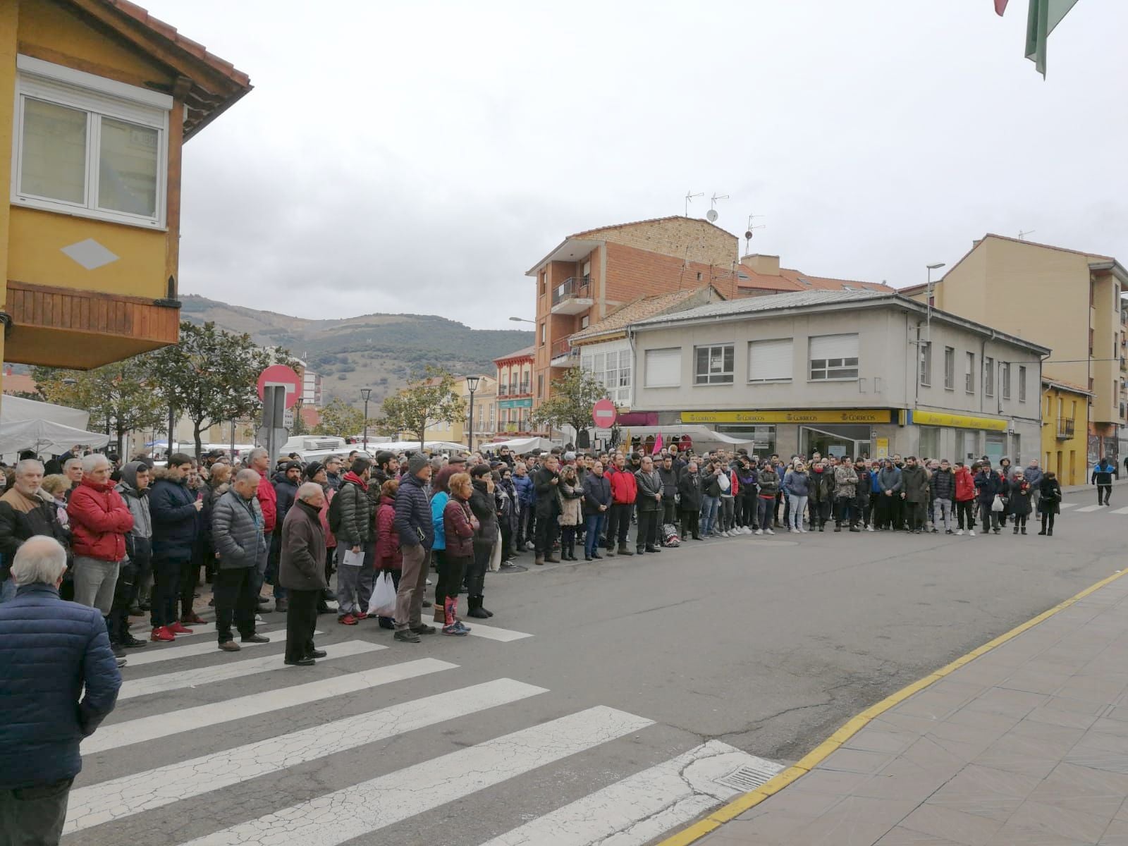 Decenas de personas se concentran ante el Ayuntamiento de la localidad y exigen soluciones para no perder un centro educativo de referencia en la zona