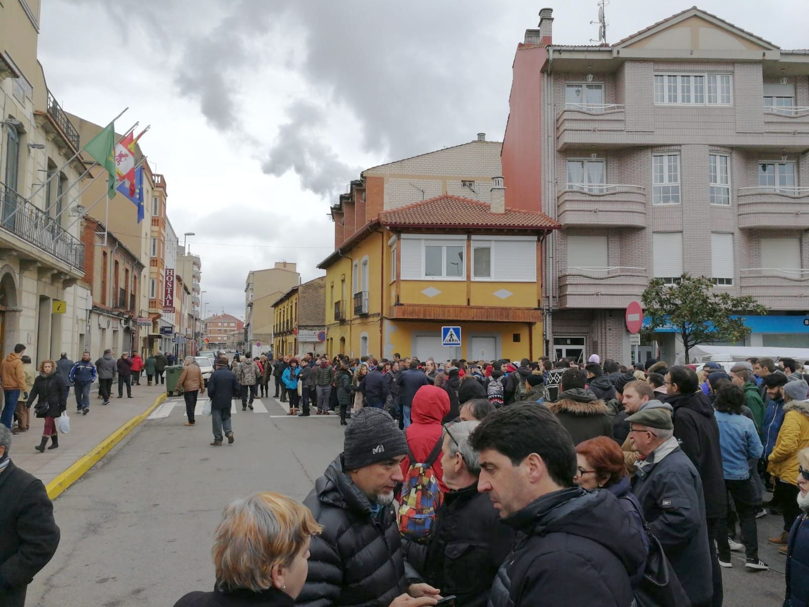 Decenas de personas se concentran ante el Ayuntamiento de la localidad y exigen soluciones para no perder un centro educativo de referencia en la zona