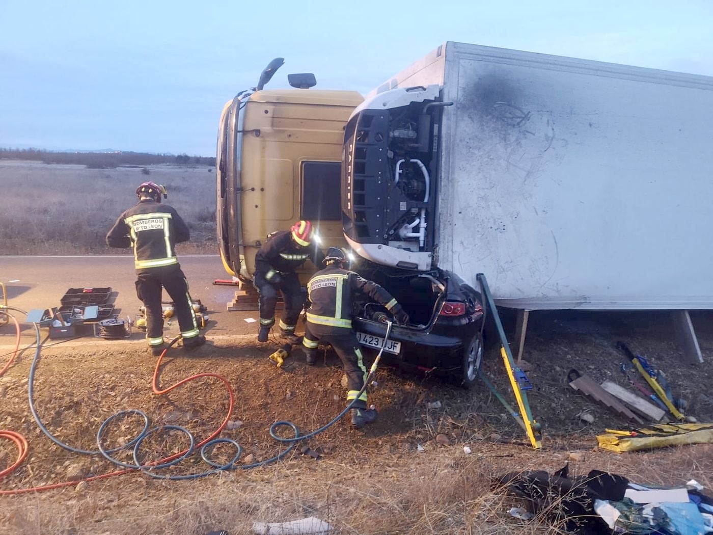 Un conductor sale milagrosamente vivo de su vehículo tras ser aplastado por un camión de gran tonelaje