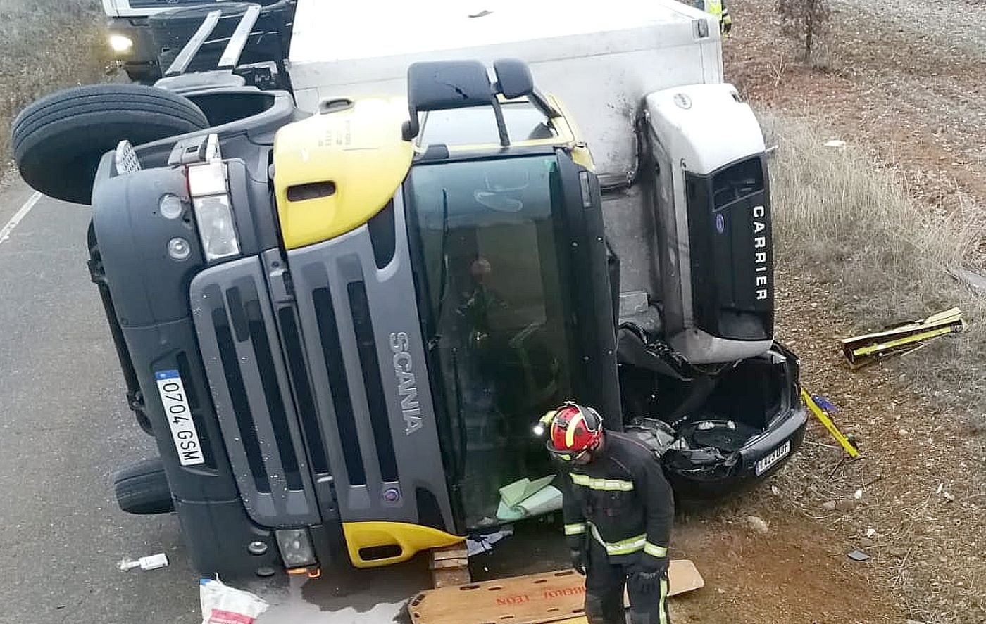 Un conductor sale milagrosamente vivo de su vehículo tras ser aplastado por un camión de gran tonelaje