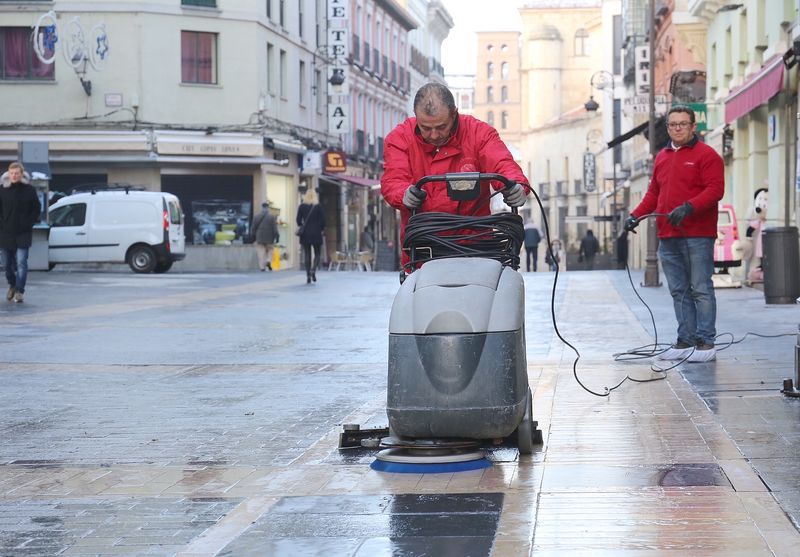 Imagen del tratamiento antideslizante al que fue sometida la Calle Ancha un año atrás.