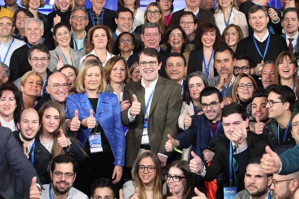 El presidente del PPCyL, Alfonso Mañueco, junto a los representantes de la delegación de Castilla y León que asisten a la Convencion Nacional del Partido. 