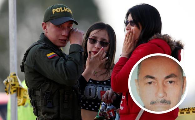 Un joven oficial de policía y dos acompañantes lloran junto al lugar del ataque. Abajo. José Aldamar Rojas, uno de los presuntos implicados.