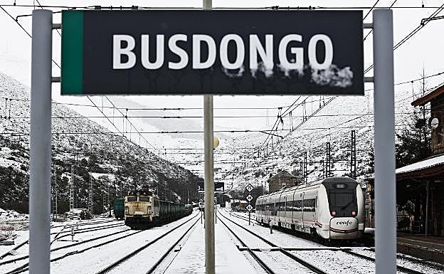 Un Alvia y un mercancías, en la estación de Busdongo. 