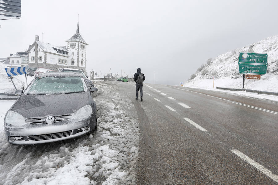 Fotos: Imágenes de nieve en Pajares, Cármenes y Busdongo