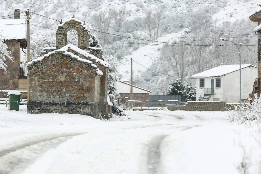 Fotos: Imágenes de nieve en Pajares, Cármenes y Busdongo