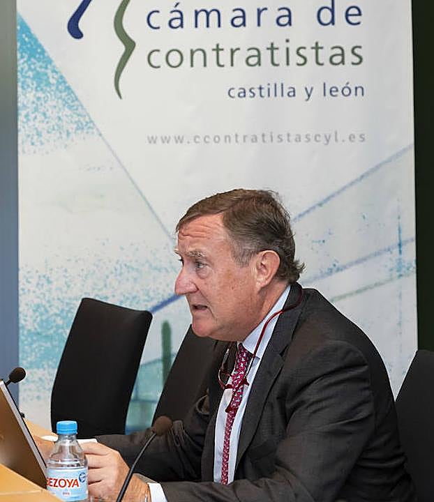 El presidente de la Cámara de Contratistas de Castilla y León, Enrique Pascual Gómez, presenta el balance de la licitación de obra oficial en la comunidad autónoma durante el primer semestre de 2018. 