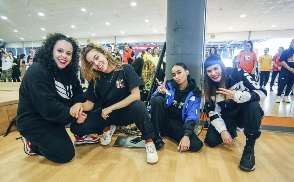 Ysabelle Capitulé y Nat Bat (en el centro) junto a las directoras de Infinity Dance Studio, Sofía Pulgar (D) y Cristina Sanabria (I)