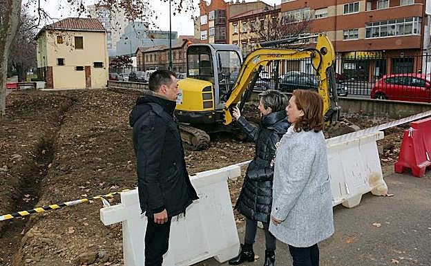 Los concejales Ana Franco, Eduardo Tocino y Aurora Baza visitan las obras. 