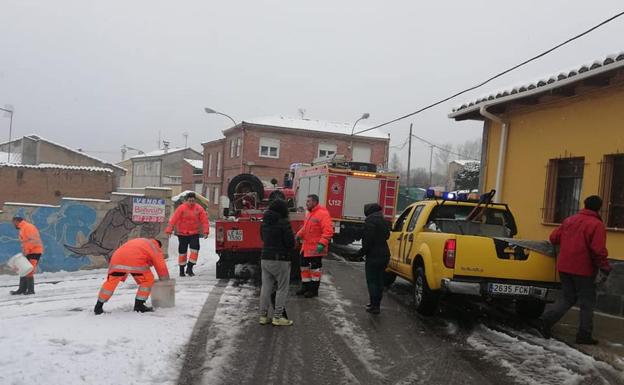 Efectivos de protección civil durante la nevada.