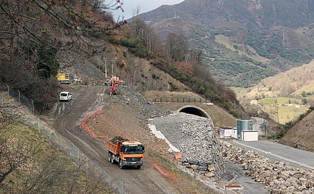 Trabajos que avanza Adif Alta Velocidad en los últimos días para estabilizar la ladera.