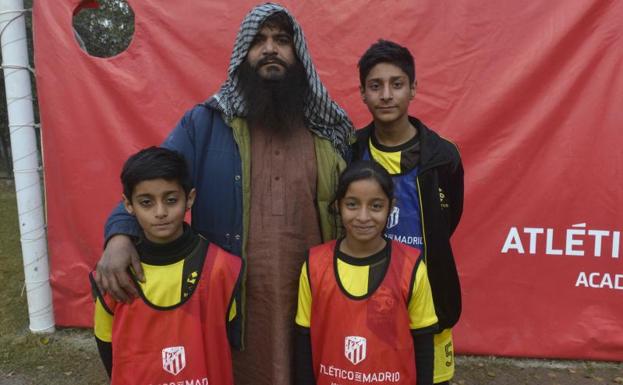 Fiza Shahid, junto a sus padres y hermanos en la academia del Atlético en Pakistán. 